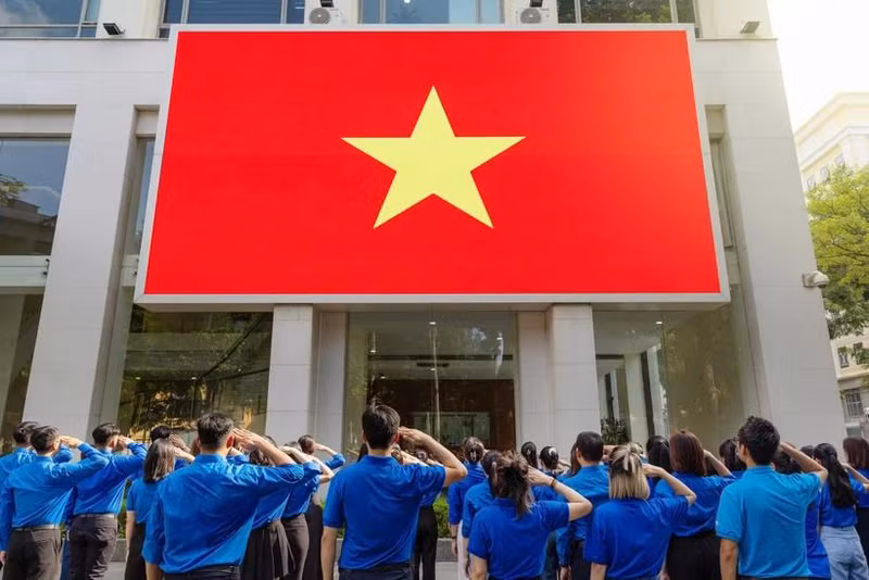 Miembros de la Federación de la Juventud de Vietnam en la Agencia Vietnamita de Noticias responden a la Campaña del Día Nacional lanzada en agosto de 2024 por esa alianza juvenil, la Agencia de Información Exterior del Ministerio de Información y Comunicación y la plataforma TikTok en colaboración con la empresa Schannel. (Fotografía: VNA)