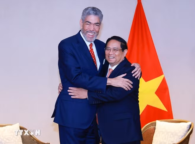 El jefe de Gobierno vietnamita y el secretario general del Movimiento Izquierda Unida, Miguel Mejía.