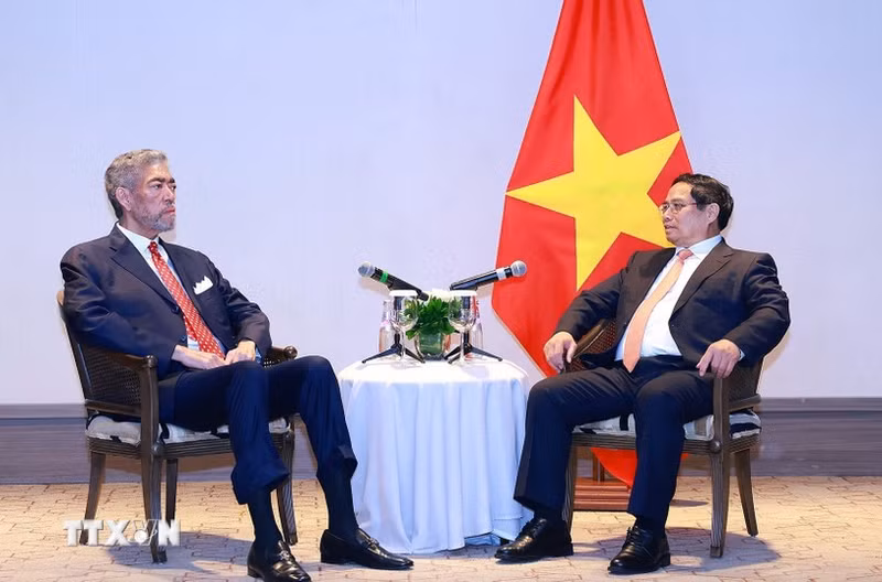 El primer ministro de Vietnam, Pham Minh Chinh, se reúne con el secretario general del Movimiento Izquierda Unida de la República Dominicana, Miguel Mejía.