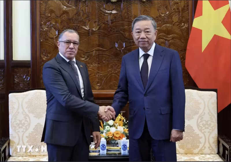 El jefe de Estado y el embajador de Colombia en Vietnam, Miguel Ángel Rodríguez Melo.