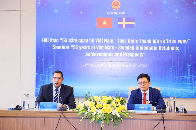 El jefe del Departamento de Europa de la Cancillería vietnamita, Bui Ha Nam, y el embajador de Suecia en Hanói, Johan Ndisi presidenel seminario. (Fotografía: VNA)