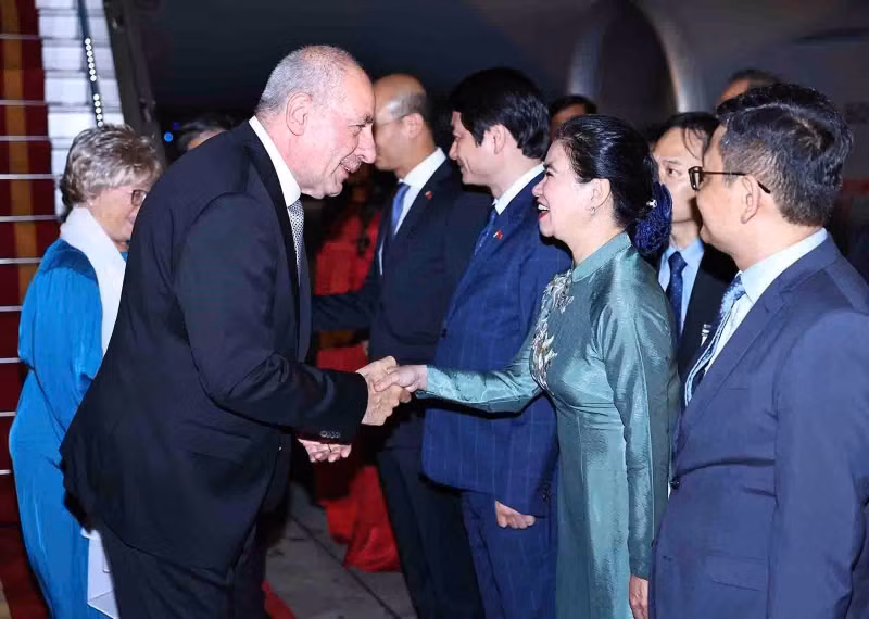 El presidente de Hungría, Tamás Sulyok, y su esposa, arriban a Hanói para una visita oficial a Vietnam.