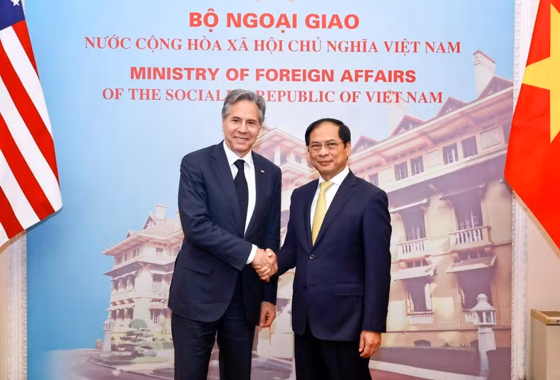 El canciller de Vietnam, Bui Thanh Son, recibe al secretario de Estados de Estados Unidos, Antony Blinken. (Fotografía: Nhan Dan)