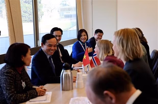 El vicepremier Tran Luu Quang en la reunión con la canciller de Noruega, Anniken Huitfeld. (Fotografía: VNA)