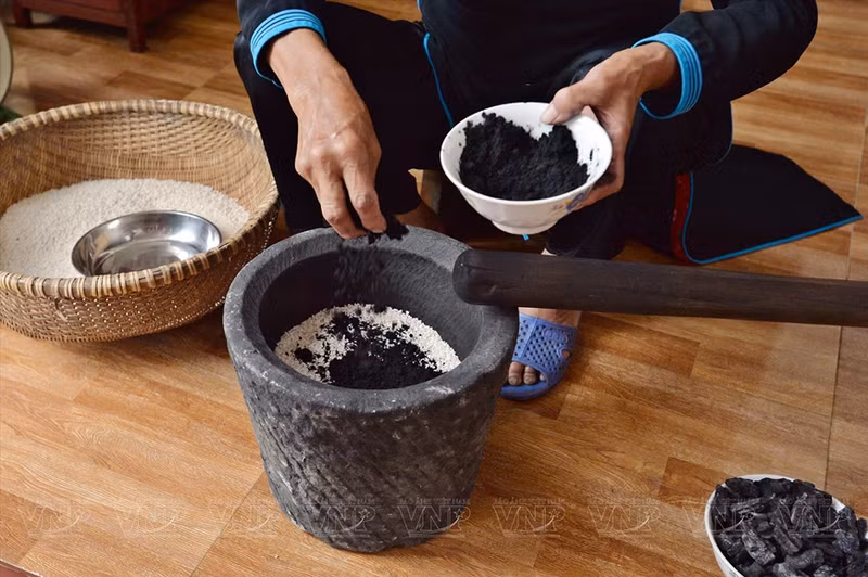 El arroz glutinoso, después de mezclarse con carbón del árbol "nuc nac", produce un color negro característico.