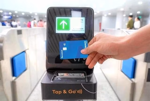 Los pasajeros ahora pueden usar tarjetas NAPAS para pagar sus viajes además de otras opciones de pago sin efectivo. (Fotografía: Sacombank)