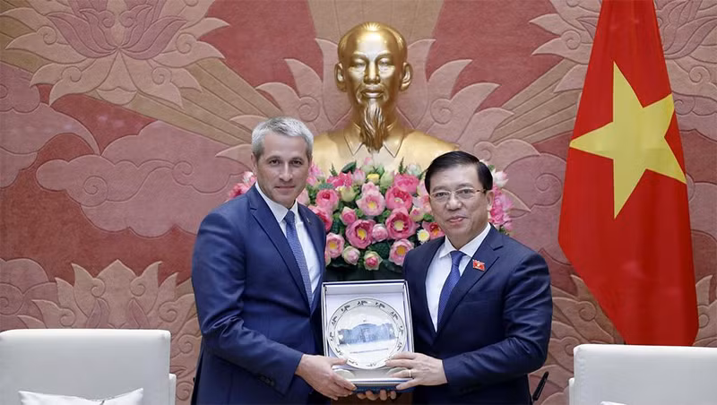 Entrega de un regalo de recuerdo al embajador de Bielorrusia en Vietnam, Uladzimir Baravikou (izquerda). (Fotografía: daibieunhandan.vn)