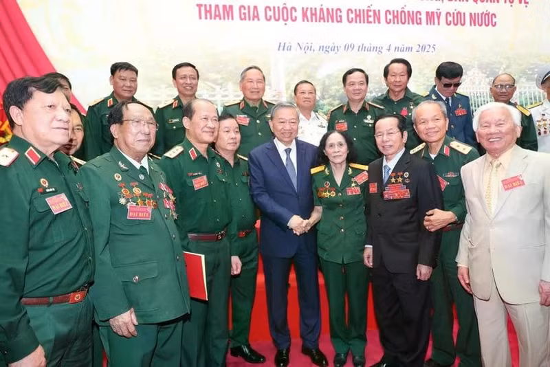 El secretario general del Partido Comunista de Vietnam, To Lam, y los delegados. (Fotografía: VNA)