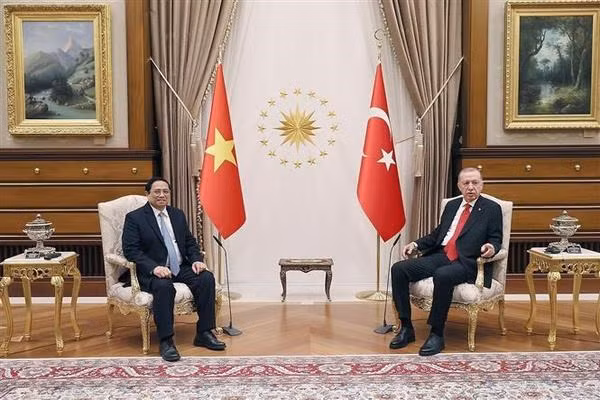 El premier de Vietnam, Pham Minh Chinh, y el presidente turco, Recep Tayyip Erdoğan. (Fotografía: VNA)