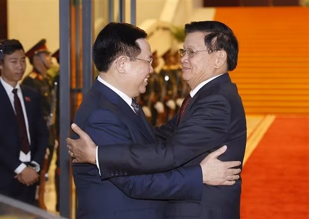 El presidente de la Asamblea Nacional de Vietnam, Vuong Dinh Hue (izquierda), se reúne con el secretario general del PPRL y presidente de Laos, Thongloun Sisoulith. (Fotografía: VNA)