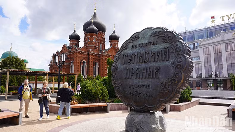 El pan de jengibre es una especialidad de Tula y es tan popular entre los rusos que se ha convertido en uno de los símbolos de la ciudad. En la foto de arriba, un “pan” de gran tamaño se coloca en la plaza Lenin de la localidad