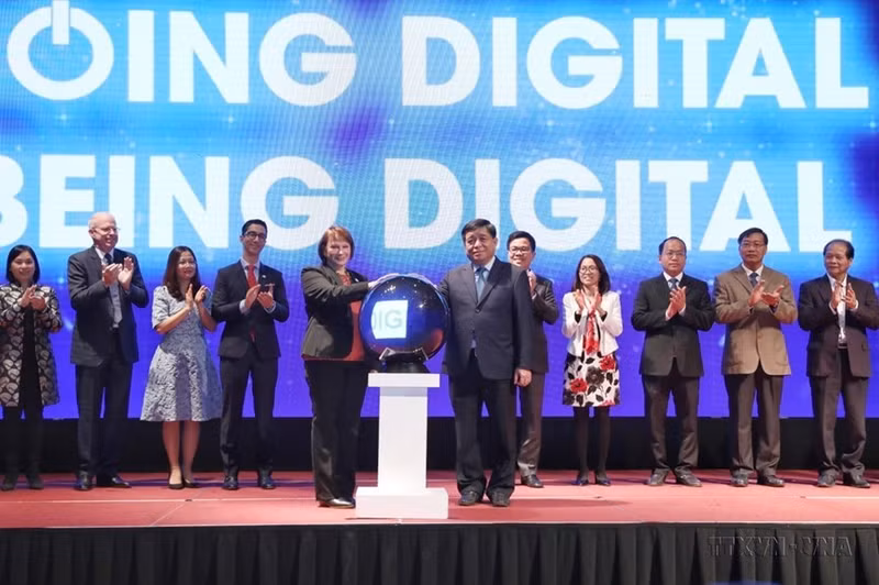 El Ministerio de Planificación e Inversión coordinó con la Agencia de Estados Unidos para el Desarrollo Internacional a fin de organizar una ceremonia de anuncio del programa de apoyo a las empresas en la transformación digital para el período 2021-2025, en Hanói, el 3 de diciembre de 2020. (Fotografía: VNA)