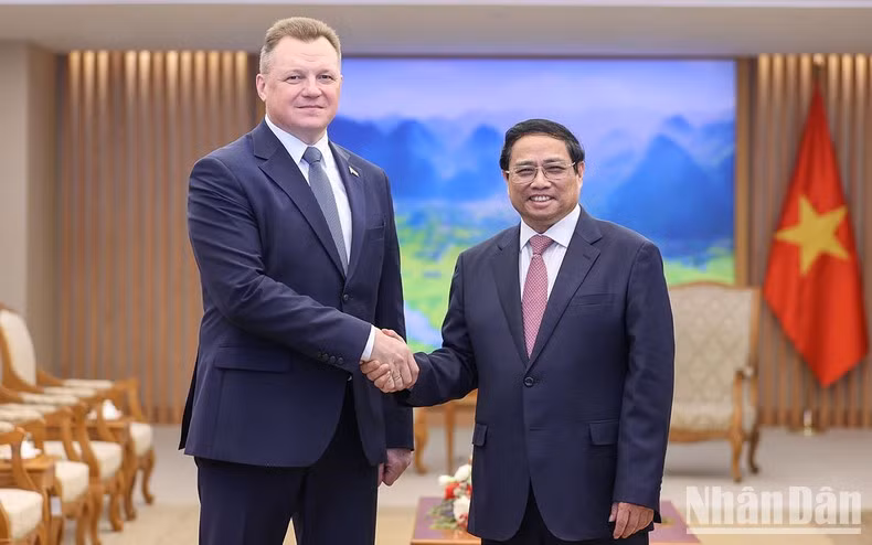 El primer ministro de Vietnam, Pham Minh Chinh (derecha), y el ministro de Situaciones de Emergencia de Bielorrusia, Vadim Sinyavsky. (Fotografía: Nhan Dan)