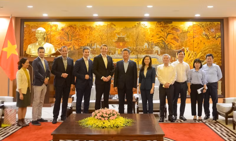 Los participantes en la reunión. (Fotografía: hanoimoi.com.vn)
