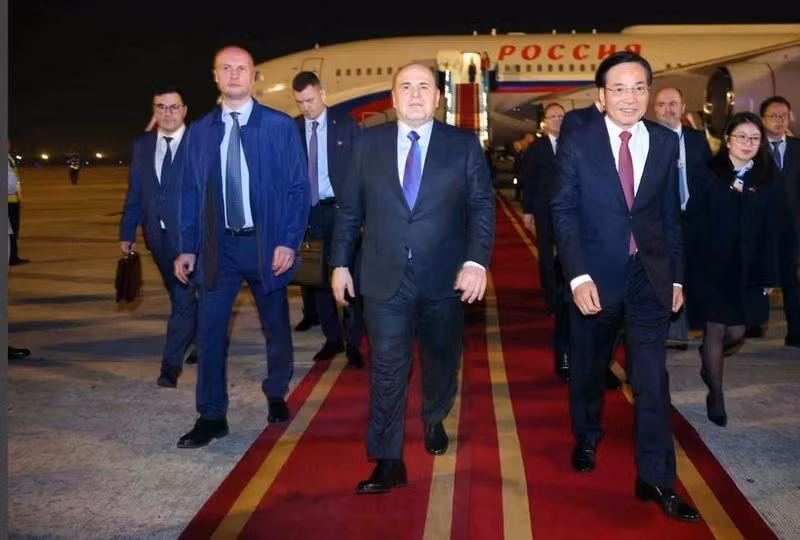 El primer ministro ruso, Mijaíl Vladimirovich Mishustin (centro), llega hoy a Hanói, iniciando su visita oficial de dos días a Vietnam por invitación del premier Pham Minh Chinh. (Fotografía: VNA)