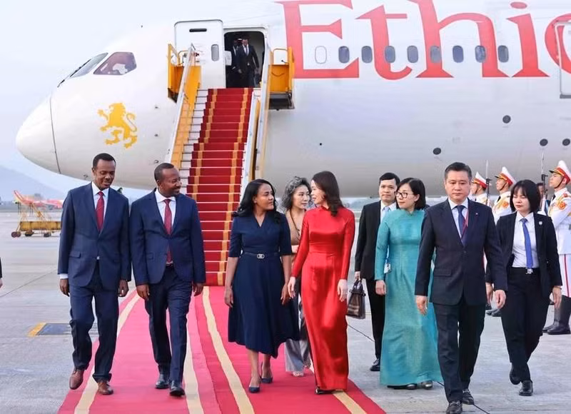 El primer ministro etíope, Abiy Ahmed Ali, y su esposa, Zinash Tayachew, llegan hoy a Hanói, iniciando su visita oficial de cuatro días a Vietnam. (Fotografía: VNA)