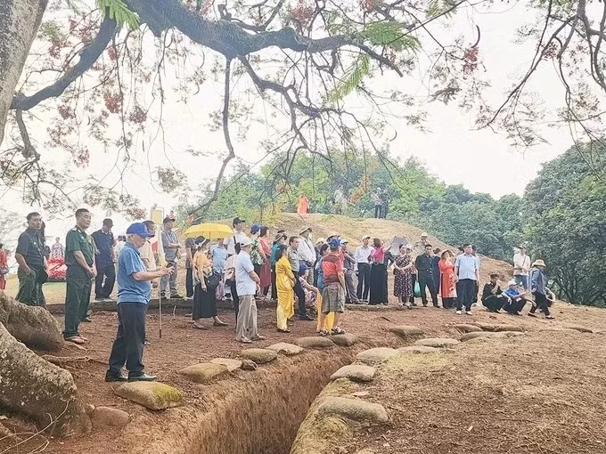 Los turistas visitan la colina A1 en el sitio especial de reliquia nacional del campo de batalla de Dien Bien Phu. (Fotografía: Saigon Giai Phong)