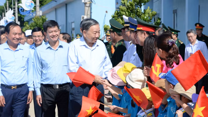 El secretario general del Partido Comunista y presidente de Vietnam, To Lam, visita el distrito insular de Con Co. (Fotografía: Nhan Dan)