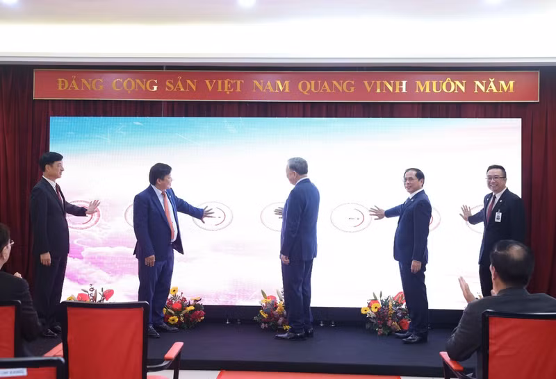 El secretario general del Partido Comunista de Vietnam, To Lam, y los delegados inauguran la nueva ruta aérea Hanói-Kuala Lumpur. (Fotografía: VNA)
