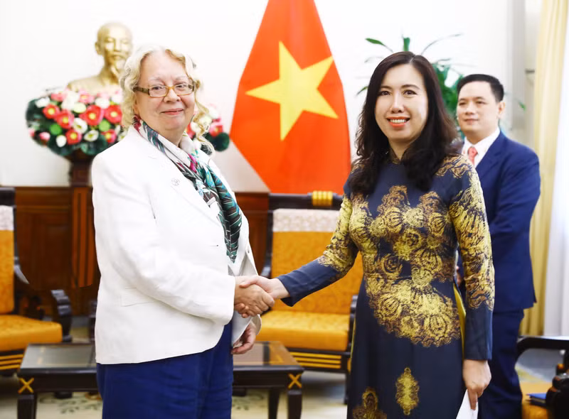 La vicecanciller vietnamita Le Thi Thu Hang (derecha) y la directora general de la Oficina de la ONU en Ginebra, Tatiana Valovaya. (Fotografía: VNA)