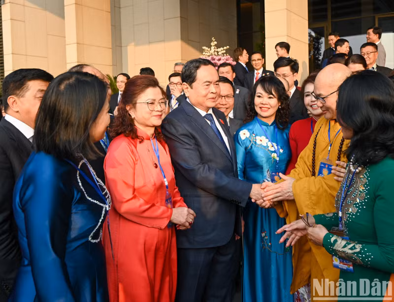 El presidente de la Asamblea Nacional de Vietnam, Tran Thanh Man, y los delegados. (Fotografía: Nhan Dan)