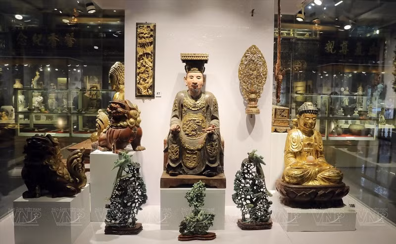 Estatuas de los siglos XVIII y XX. Estatuas de los siglos XVIII y XX.