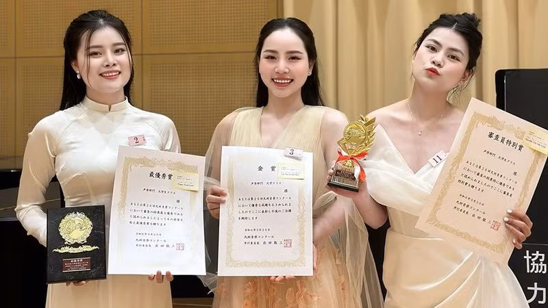 Las tres concursantes vietnamitas en el concurso. (Fotografía: Nhan Dan)