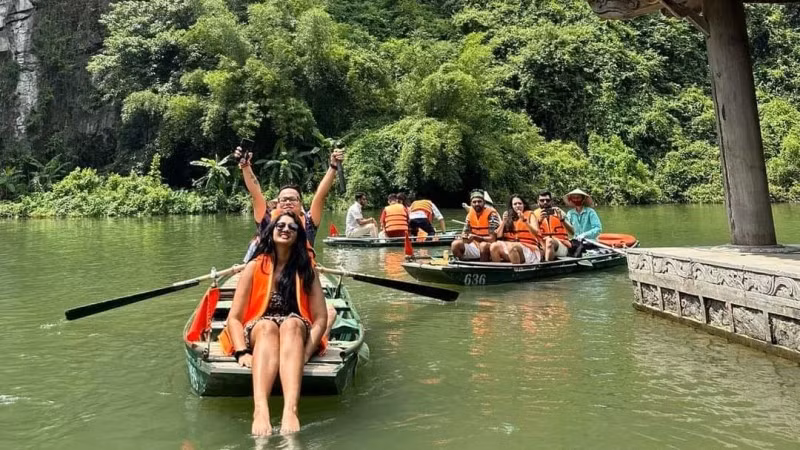 Turistas extranjeros en el complejo paisajístico de Trang An, en la norteña provincia vietnamita de Ninh Binh. (Fotografía: Nhan Dan)