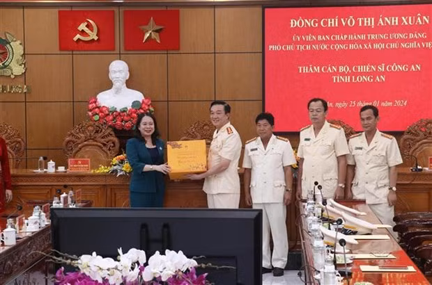 La vicepresidenta de Estado, Vo Thi Anh Xuan, entrega regalos a las fuerzas policiales. (Fotografía: VNA)