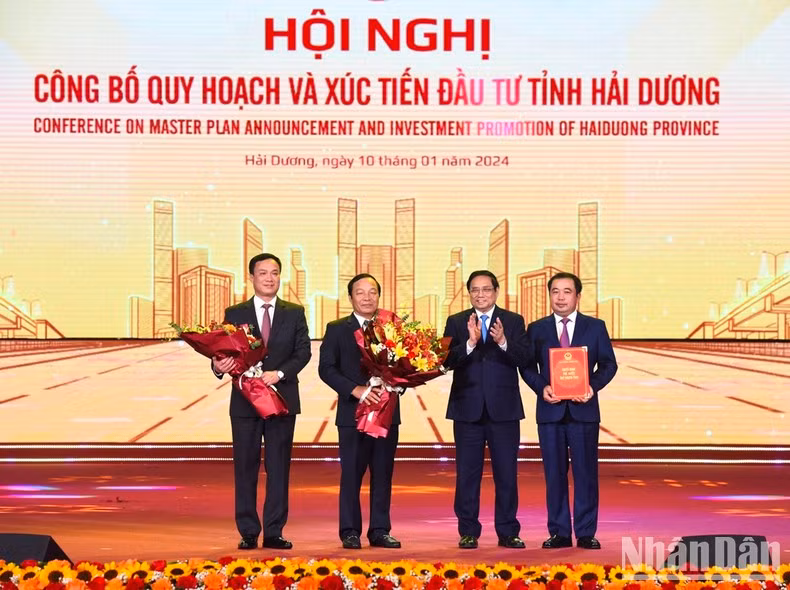 El premier entrega a las autoridades de Hai Duong la decisión a favor del lanzamiento de la planificación provincial.