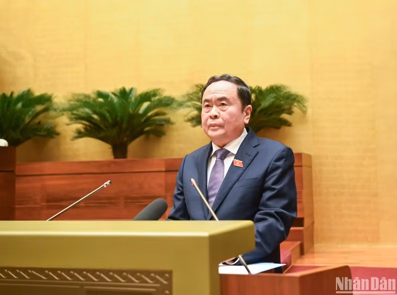 El presidente de la Asamblea Nacional de Vietnam, Tran Thanh Man, pronuncia el discurso de clausura de la reunión. (Fotografía: Nhan Dan)