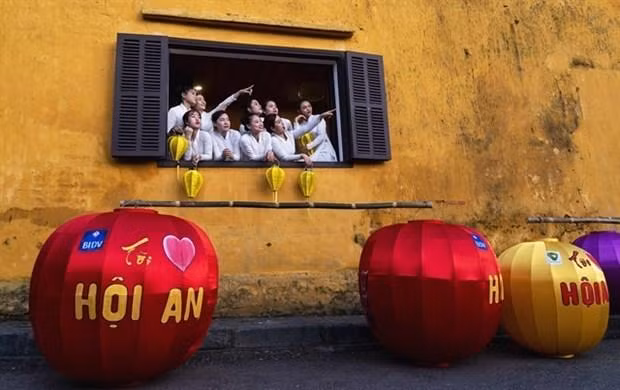 Los artistas se unieron a una actuación con linternas en la ciudad de Hoi An. (Fotografía: Mai Thanh Chuong)