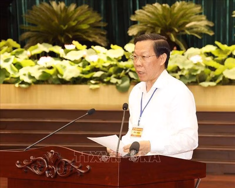Phan Van Mai, miembro del Comité Central del PCV, subsecretario del Comité partidista municipal y presidente del Comité Popular de la ciudad. Phan Van Mai, miembro del Comité Central del PCV, subsecretario del Comité partidista municipal y presidente del Comité Popular de la ciudad.