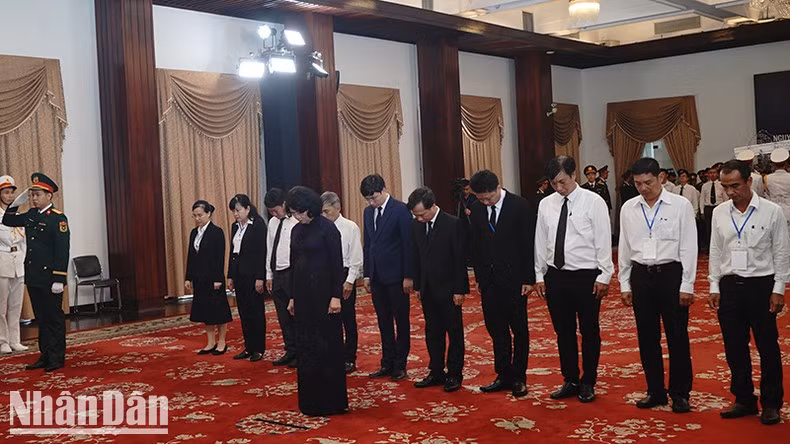 La exvicepresidenta del país Dang Thi Ngoc Thinh rinde homenaje al expresidente Tran Duc Luong.