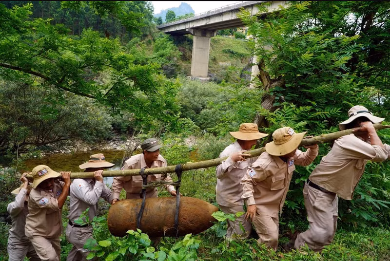El equipo móvil de desactivación de minas del MAG transporta la bomba M117, con un peso de 360 kilogramos. (Fotografía: VNA)