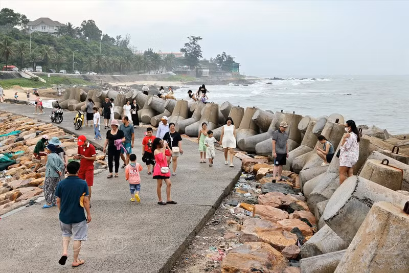 La playa de rocas de Ong Dia se está convirtiendo en un destino favorito de los jóvenes, especialmente de los apasionados por la fotografía. La playa de rocas de Ong Dia se está convirtiendo en un destino favorito de los jóvenes, especialmente de los apasionados por la fotografía.