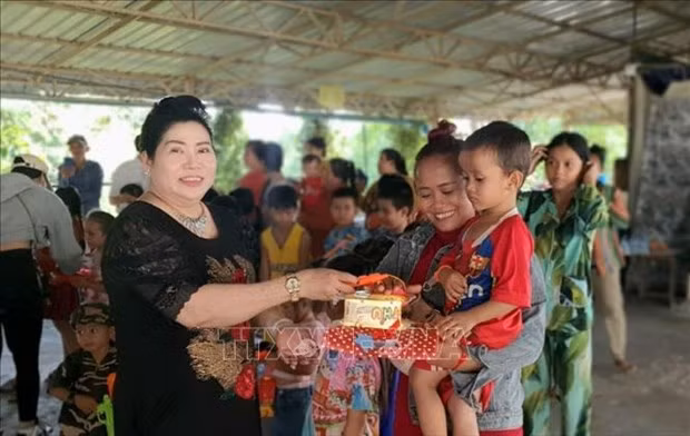 Celebran Festival del Medio Otoño en Camboya. (Fotografía: VNA)