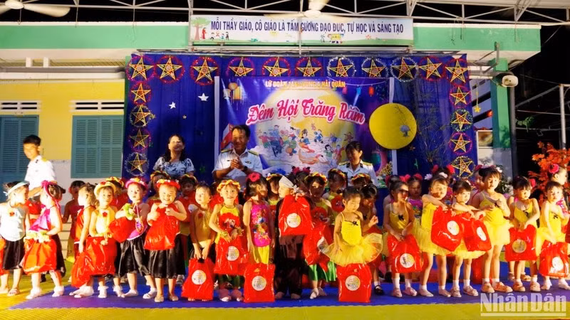 El Festival del Medio Otoño se celebra en el pueblo de Truong Sa, del homónimo distrito insular, en Khanh Hoa. (Fotografía: Nhan Dan)