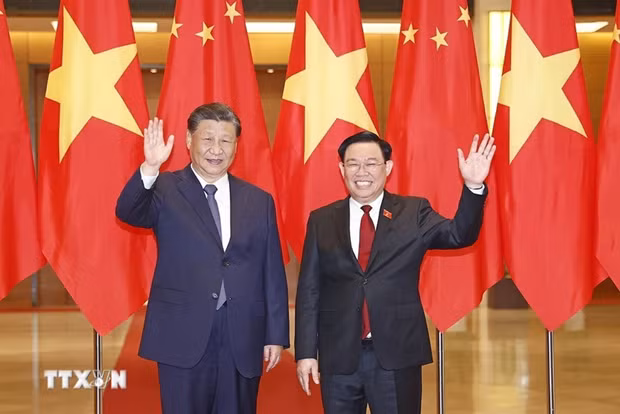 El presidente de la Asamblea Nacional de Vietnam, Vuong Dinh Hue (derecha), y el secretario general del Partido Comunista de China y presidente del país, Xi Jinping. (Fotografía: VNA)
