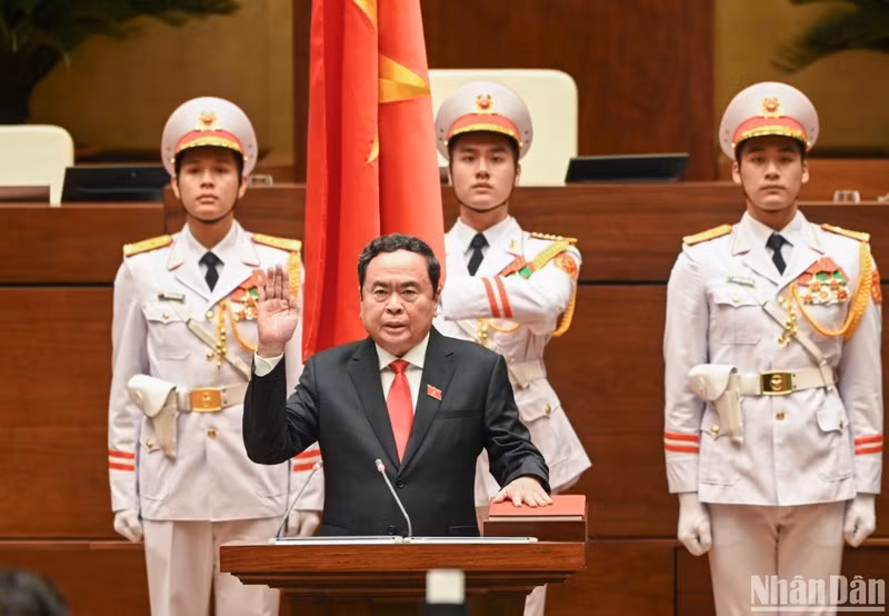 Tran Thanh Man presta juramento como presidente de la Asamblea Nacional de Vietnam. (Fotografía: Nhan Dan)