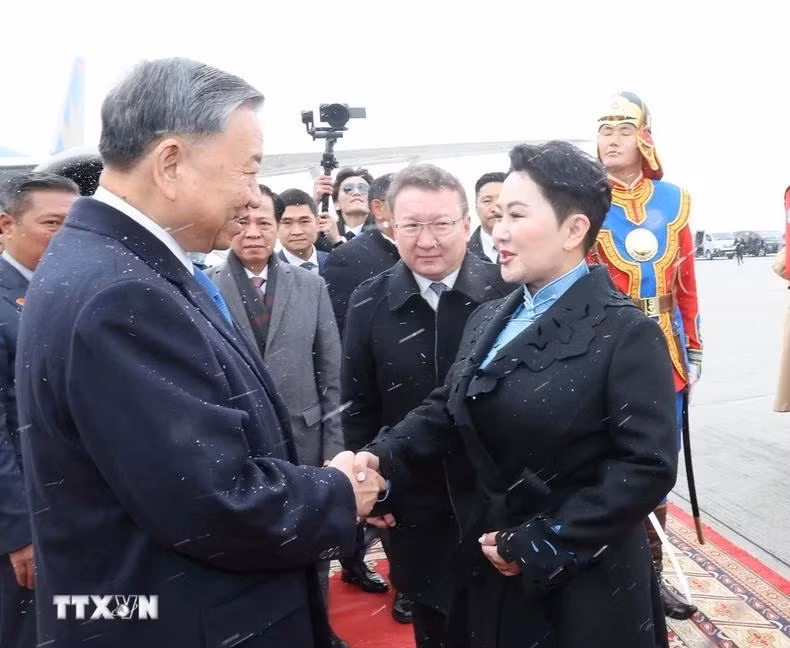El máximo dirigente de Vietnam es recibido por la ministra anfitriona de Asuntos Exteriores, Batmunkh Battsetseg, entre otros altos funcionarios.
