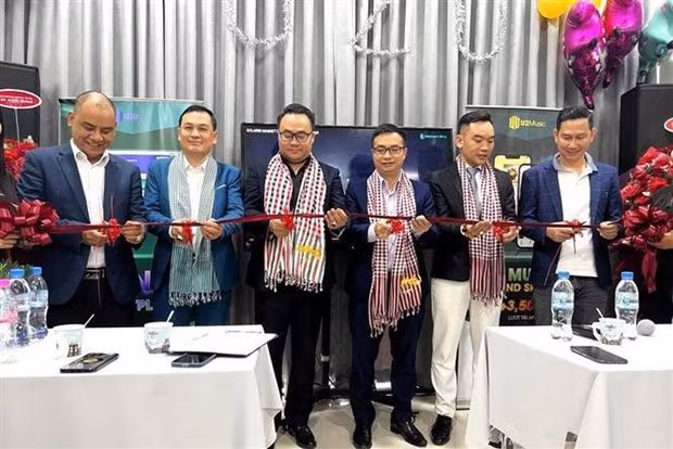 Los delegados cortan la cinta para para inaugurar la oficina de U2U en Camboya. (Fotografía: VNA)