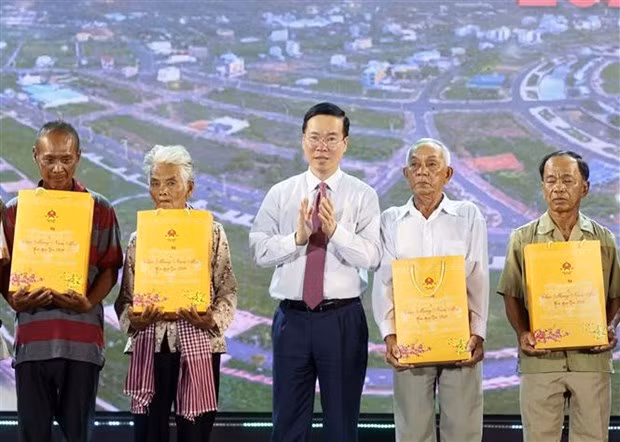 El presidente de Vietnam, Vo Van Thuong, en el programa de primavera en la ciudad de Ha Tien, provincia de Kien Giang. (Fotografía: VNA)