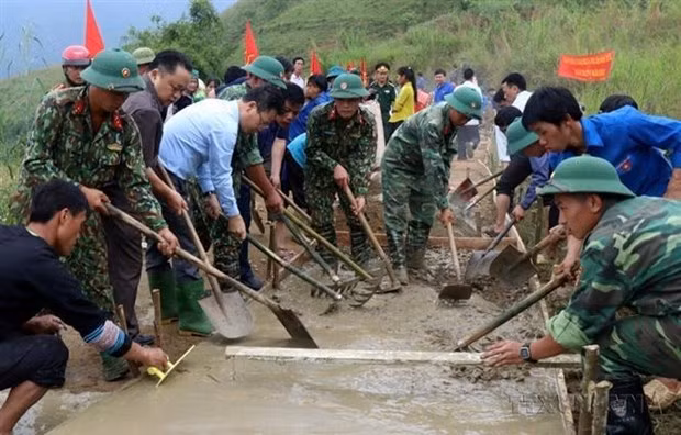 La construcción de caminos rurales hacia la aldea de Kham Duoi, comuna de Nam Chay, distrito de Van Ban, provincia de Lang Son, fue desarrollada por el Alto Mando Militar de la provincia de Lao Cai en coordinación con el Comité del Frente de la Patria de Vietnam y las organizaciones sociopolíticas de esta localidad. (Fotografía: VNA)