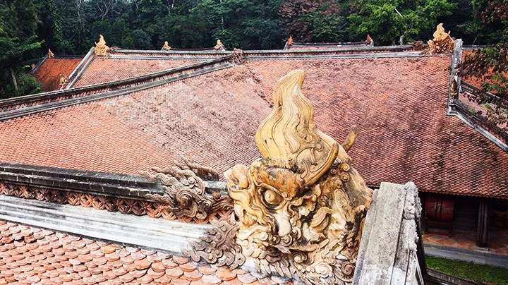 Patrón con forma de cabeza de dragón sobre el techo del templo central en la Zona de Reliquias.