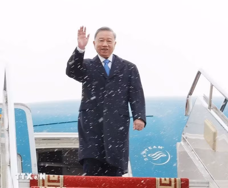 El máximo dirigente de Vietnam llega al aeropuerto internacional de Chinggis Khaan.