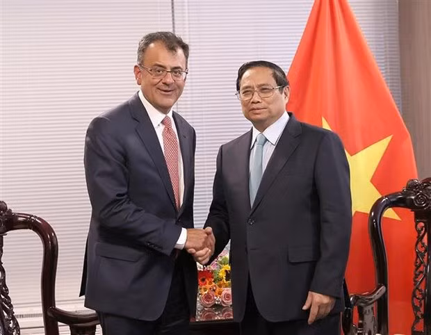 El primer ministro de Vietnam, Pham Minh Chinh, saluda a Karan Bhatia, vicepresidente encargado de asuntos gubernamentales y políticas públicas de Google. (Fotografía: VNA)