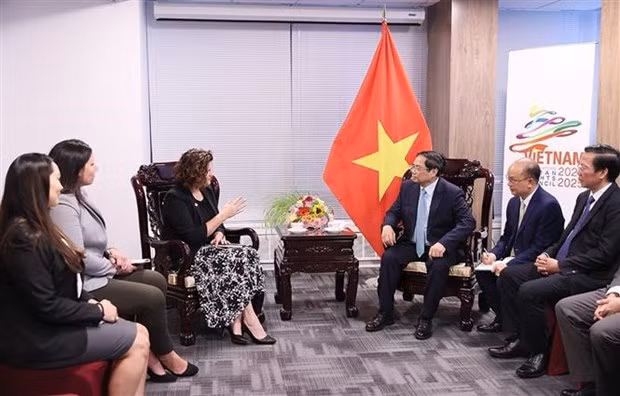 El primer ministro de Vietnam, Pham Minh Chinh, recibe a los líderes de Siemens Healthineers. (Fotografía: VNA)