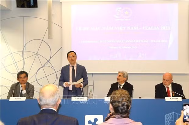 El embajador vietnamita en Italia, Duong Hai Hung, en la ceremonia de clausura del Año de Vietnam en Italia 2023. (Fotografía: VNA)
