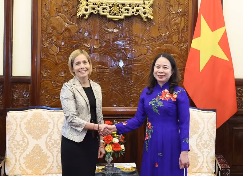 La presidenta interina de Vietnam, Vo Thi Anh Xuan, y la embajadora de Perú, Patricia Yolanda Ráez Portocarrero. (Fotografía: VNA)